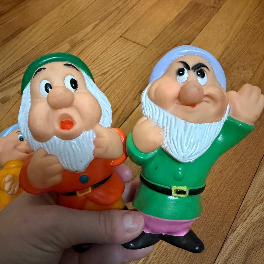 Vintage Colorful 7 Dwarf Figurine Set - Picture 5 of 7